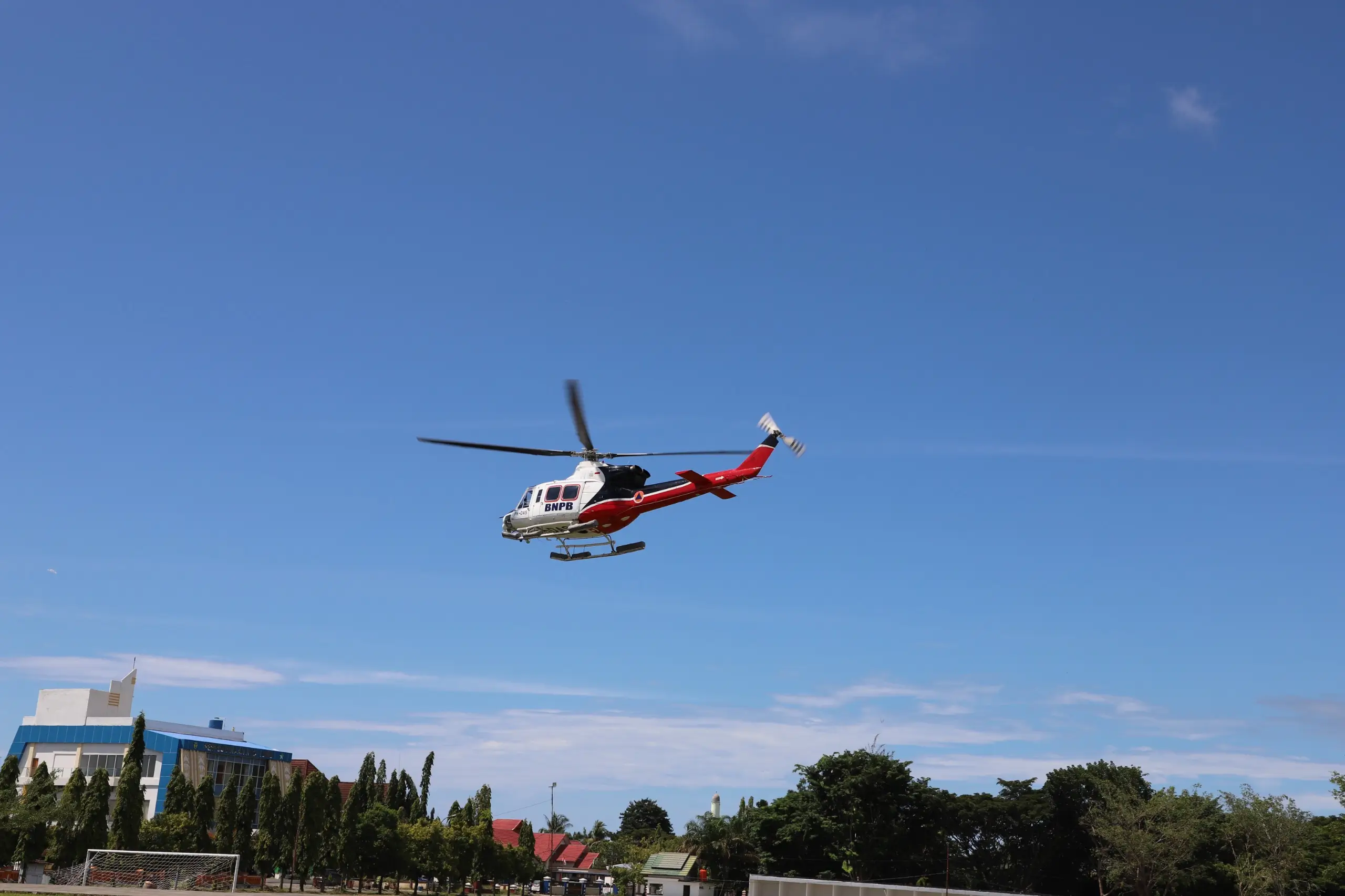 Helikopter Bell BNPB membawa bantuan logistik dan menjemput warga yang akan dievakuasi dari Kecamatan Latimojong, Kabupaten Luwu, Sulawesi Selatan, Rabu (8/5).